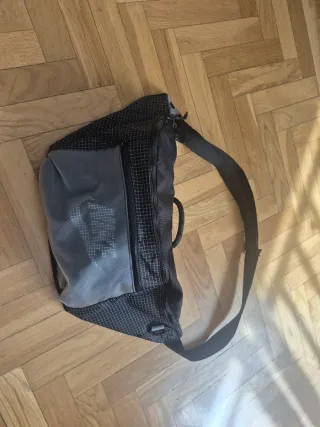 Riñonera Nike 10L Negra y Gris