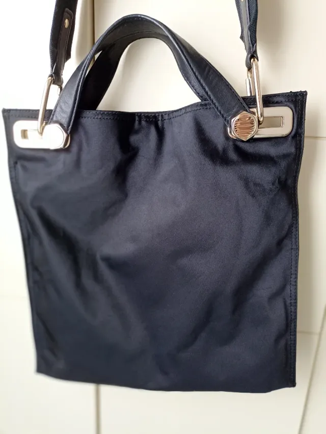 OPORTUNIDAD!Bolso DKNY negro, detalles dorados!