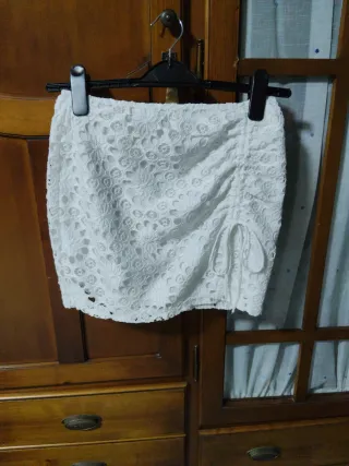 Falda mini Bershka de encaje. 