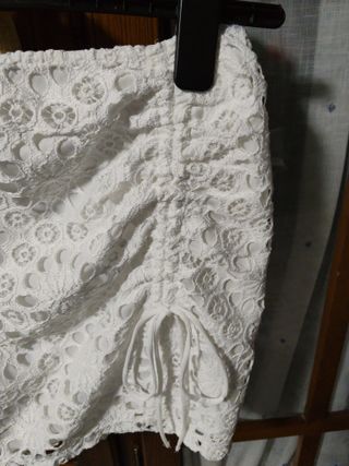 Falda mini Bershka de encaje. 
