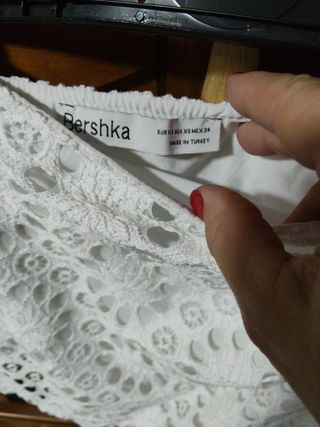 Falda mini Bershka de encaje. 