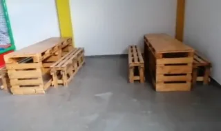 Mesas y bancos de madera