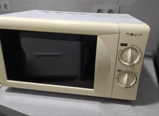 Microondas Nevir Beige y Blanco