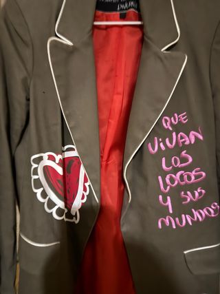 Americana tipo levita con bordado