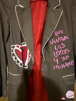 Americana tipo levita con bordado