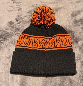 Cappello nero e arancione con pompon - Uomo