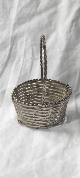 Cesta de metal plateada muy antigua, pequeña