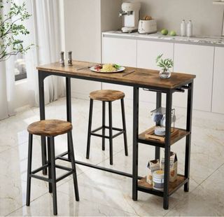 Mesa alta con taburetes