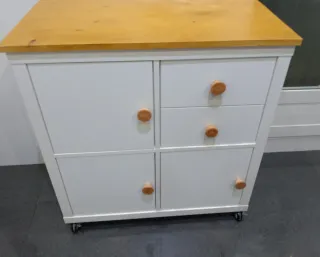 Mueble auxiliar blanco y madera