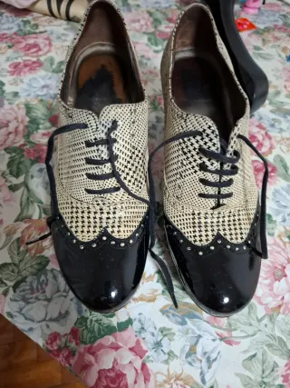 Zapatos de tacón beige y negro