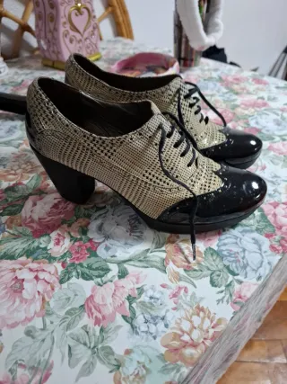 Zapatos de tacón beige y negro