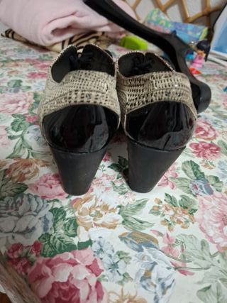 Zapatos de tacón beige y negro