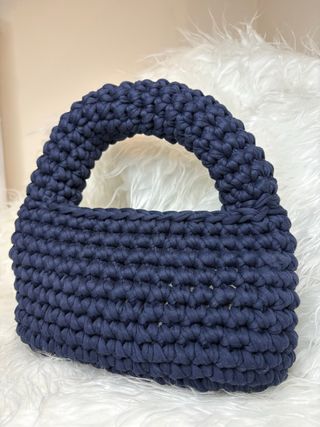 Borsa blu fatta a mano con manico tubolare