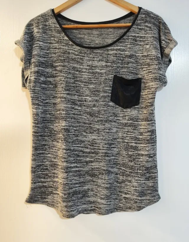 Camiseta gris con bolsillo