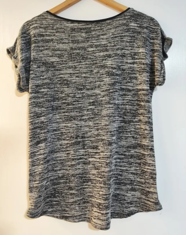 Camiseta gris con bolsillo
