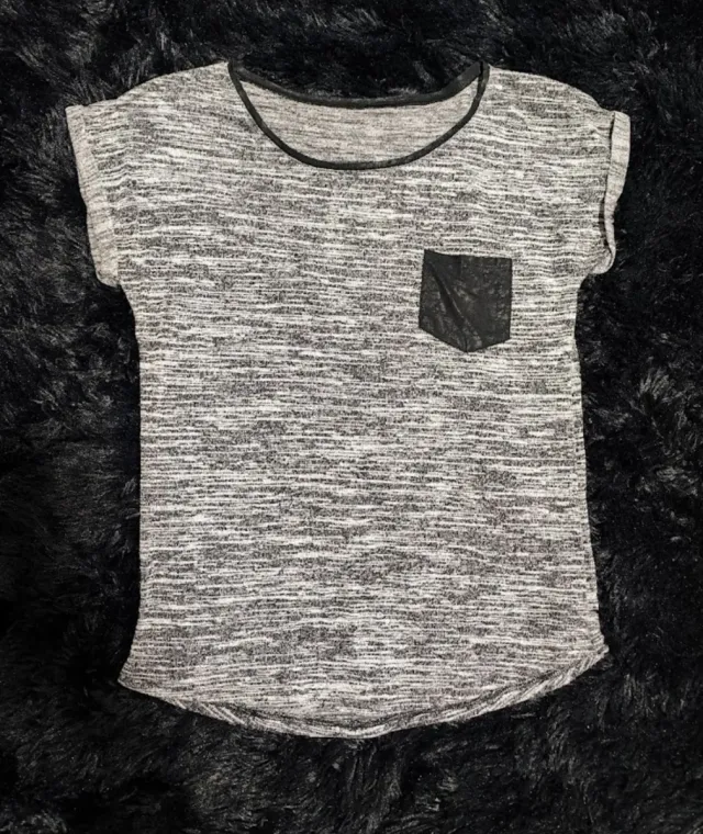 Camiseta gris con bolsillo