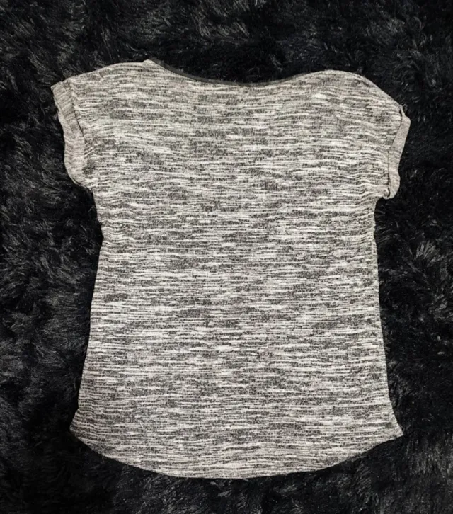 Camiseta gris con bolsillo