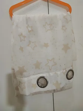 Cortina infantil estrellas beige y blanco