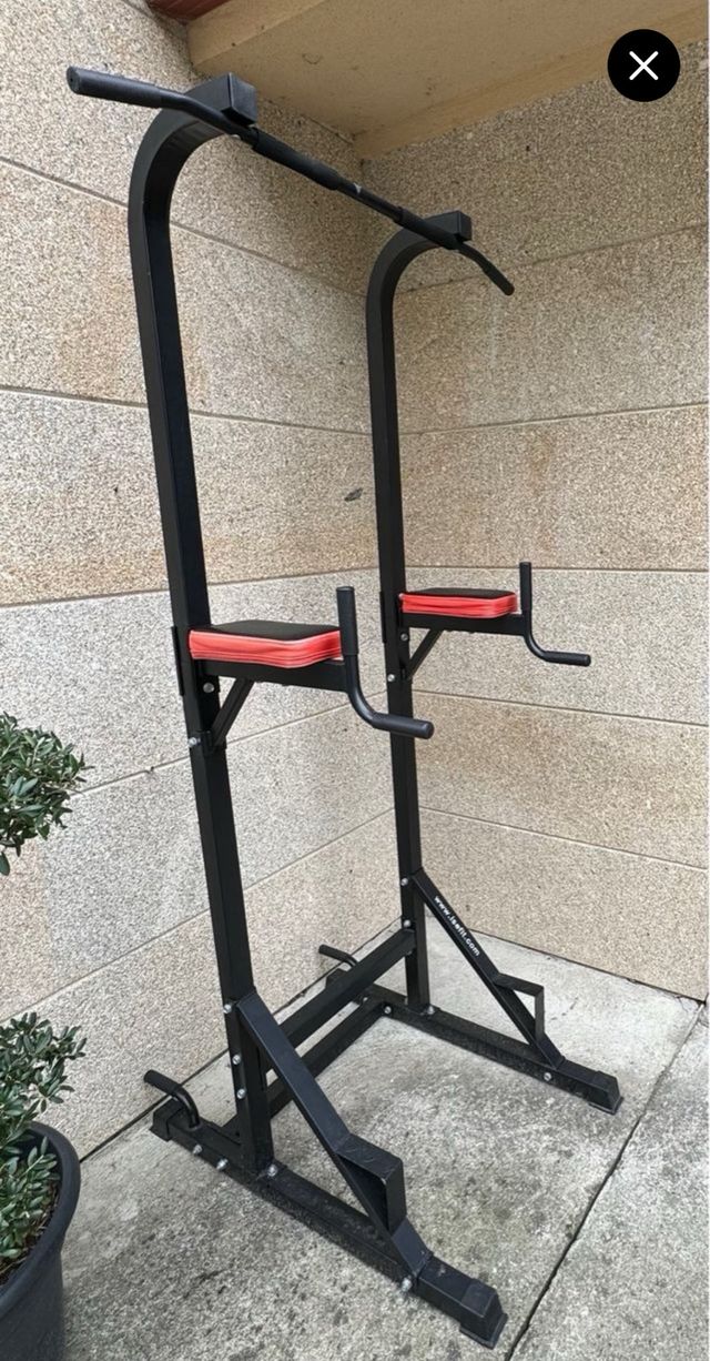 Estación de dominadas y fondos