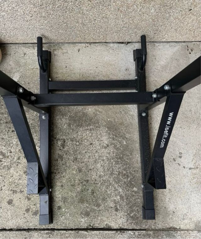 Estación de dominadas y fondos