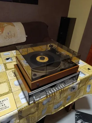 Tocadiscos y amplificador 