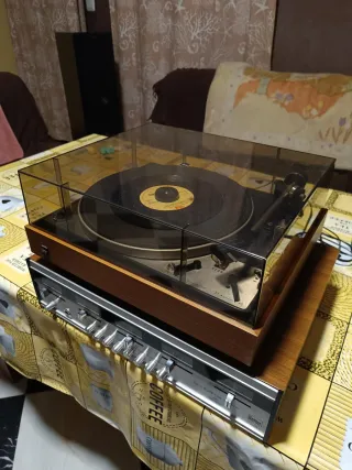 Tocadiscos y amplificador 