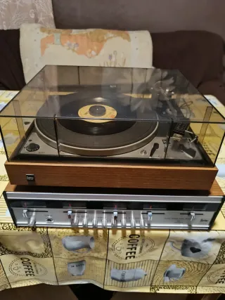 Tocadiscos y amplificador 