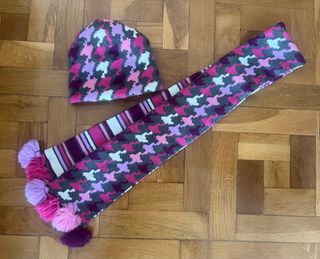 Conjunto de gorra y bufanda para niña. Reversible.