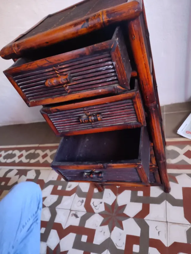 Mobile in bambù con cassetti