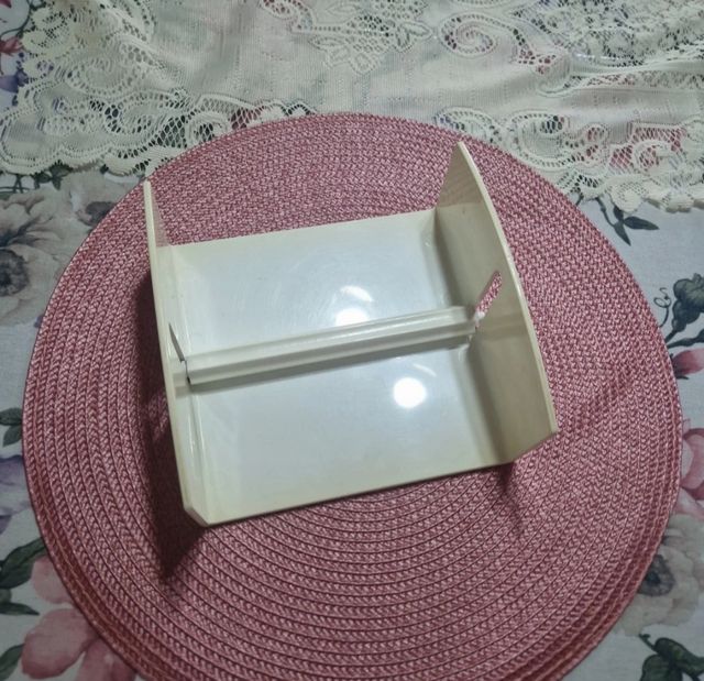 Servilleteros de plástico blanco y rosa