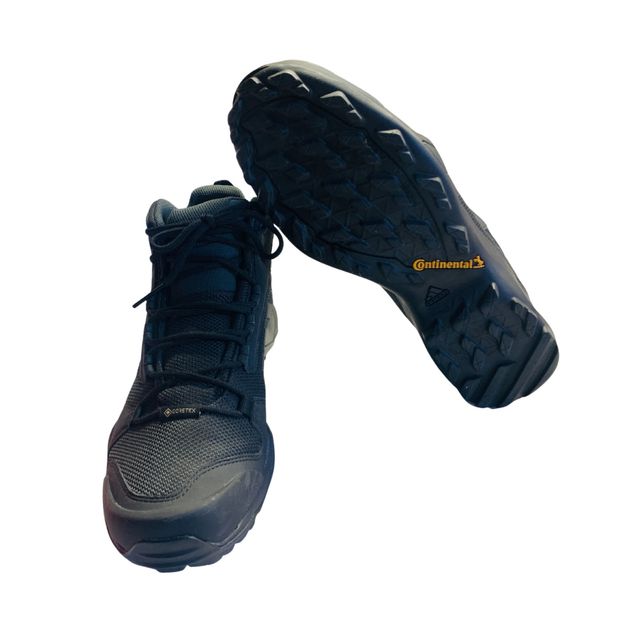 Zapatillas de senderismo de la marca Adidas.