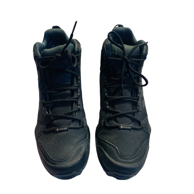 Zapatillas de senderismo de la marca Adidas.