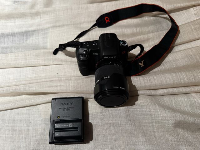 Cámara Sony Alfa 200 + Objetivo 18-200