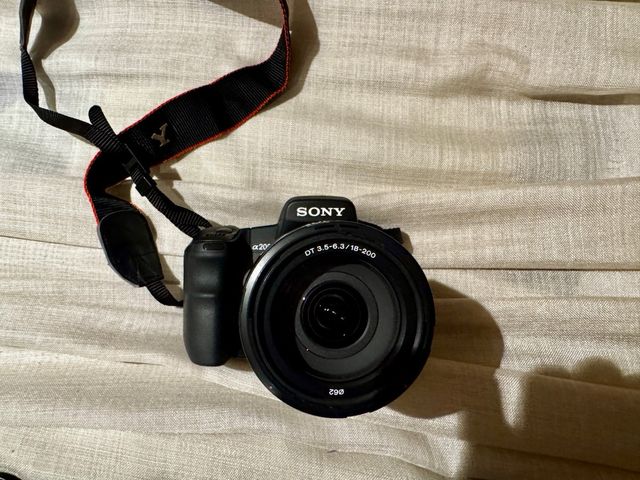 Cámara Sony Alfa 200 + Objetivo 18-200