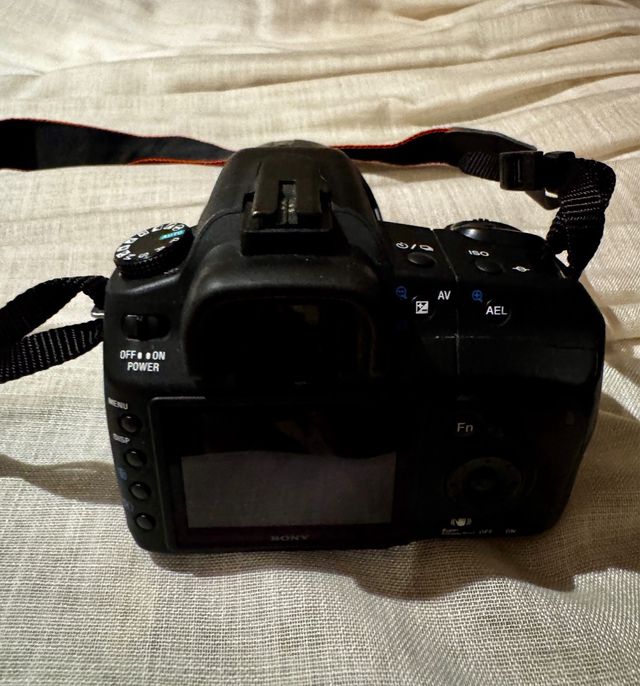 Cámara Sony Alfa 200 + Objetivo 18-200