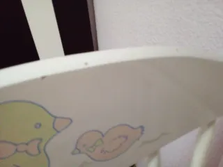 Cuna blanca bebé con patitos