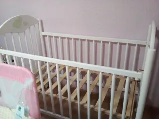 Cuna blanca bebé con patitos