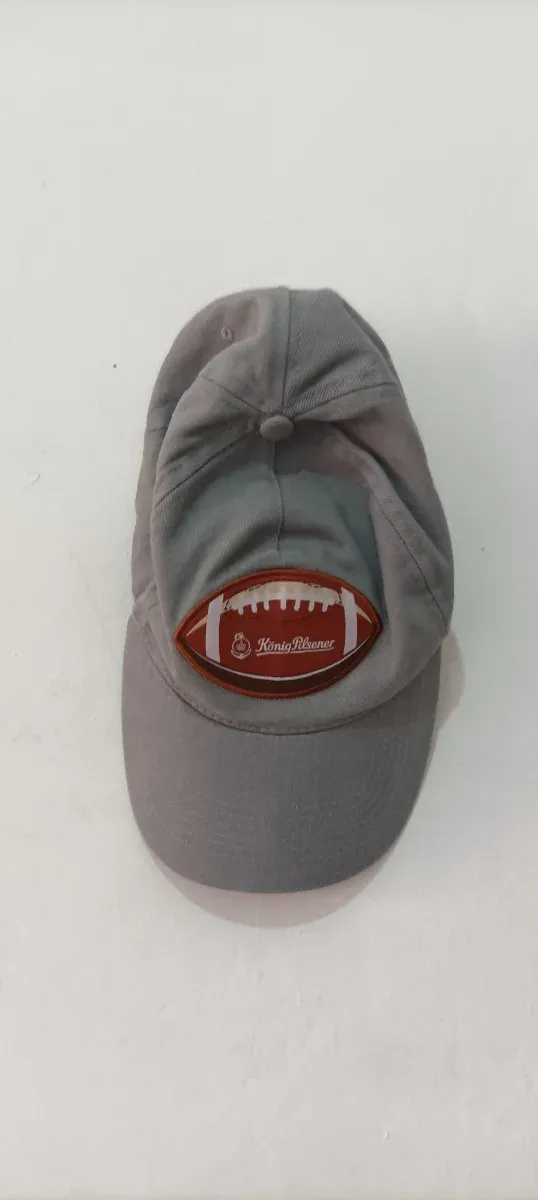 Gorra gris con parche de fútbol americano