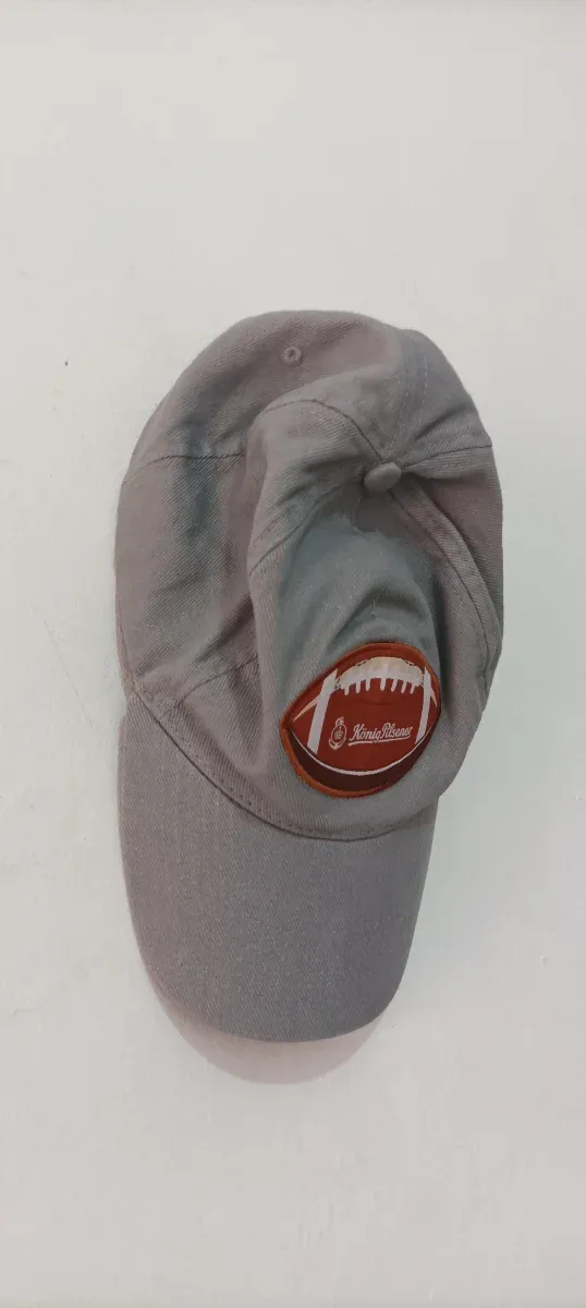 Gorra gris con parche de fútbol americano