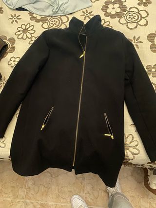 Chaqueta negra con cremallera