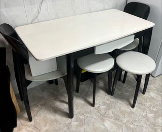 Mesa blanca con 2 sillas y 2 taburetes