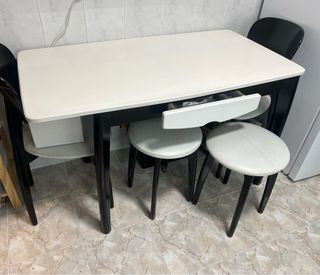 Mesa blanca con 2 sillas y 2 taburetes