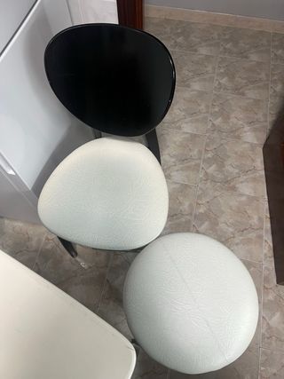 Mesa blanca con 2 sillas y 2 taburetes