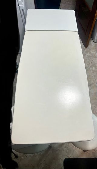 Mesa blanca con 2 sillas y 2 taburetes