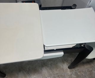 Mesa blanca con 2 sillas y 2 taburetes