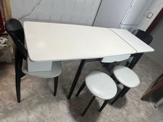 Mesa blanca con 2 sillas y 2 taburetes