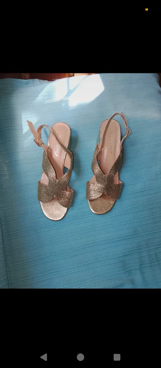 Sandálias douradas salto 36