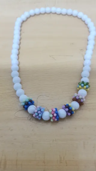 Collana per bambini con perline bianche e pompon