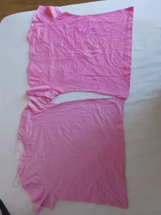 T-shirt rosa com citação e salto alto