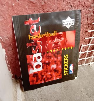SOBRE PAQUETE NBA STICKERS 1997 SIN ABRIR NUEVO